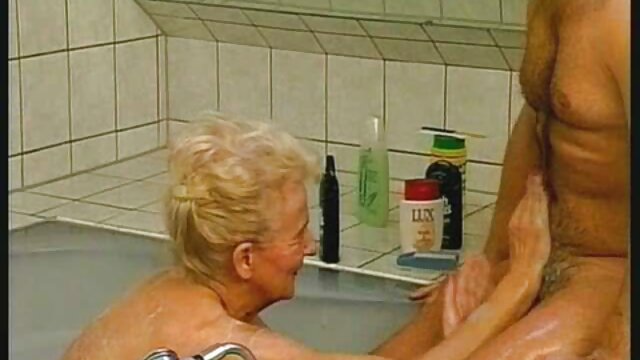 Adulte sans inscription  Beauté suce une bite noire à travers salope sexy nu un trou dans le mur