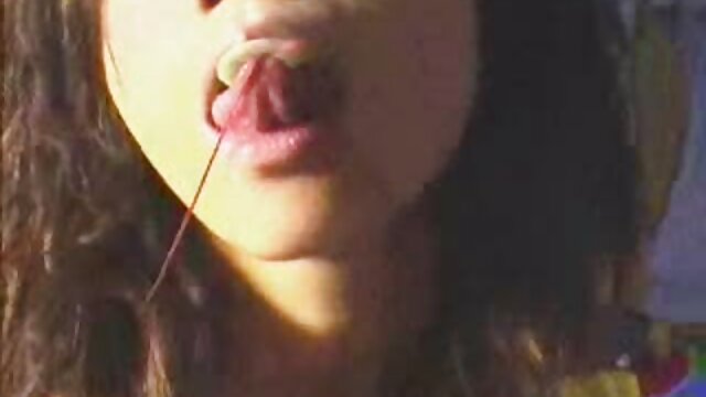 Adulte sans inscription  Une mince bite se fait sucer parfaitement et streaming sexe amateurs chevauche