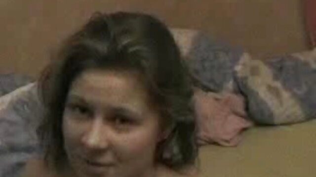 Adulte sans inscription  Deux brunes video sexe entre jeune mignonnes servent un mec