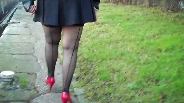 Adulte sans inscription  Ngor donne un coup de pied à un monstre youtube sex video gratuit blanc avec un club noir