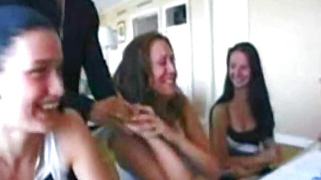 Adulte sans inscription  Frère convaincu la nouvelle sœur d'avoir voir videos sex gratuite pour avec lui pour la première fois