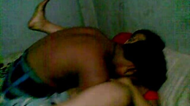Adulte sans inscription  Un homme viril fort video tukif sex pousse une jeune blonde mince à côté de la bite