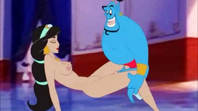 Adulte sans inscription  Un patient mince appuie sur le médecin et montre ses mamelons poêlés video de fille nue gratuit