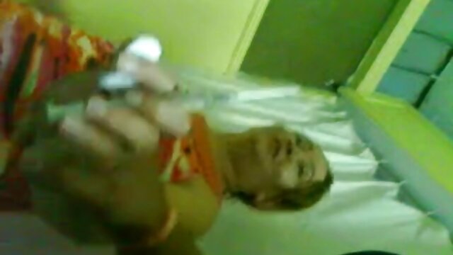 Adulte sans inscription  Une fille mature video de fille nue gratuit à la caméra suce une bite photographiée